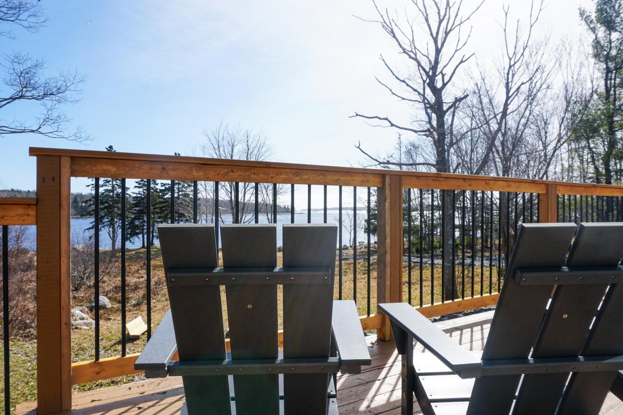 Blissful Oceanfront Cottage In Port Mouton エクステリア 写真