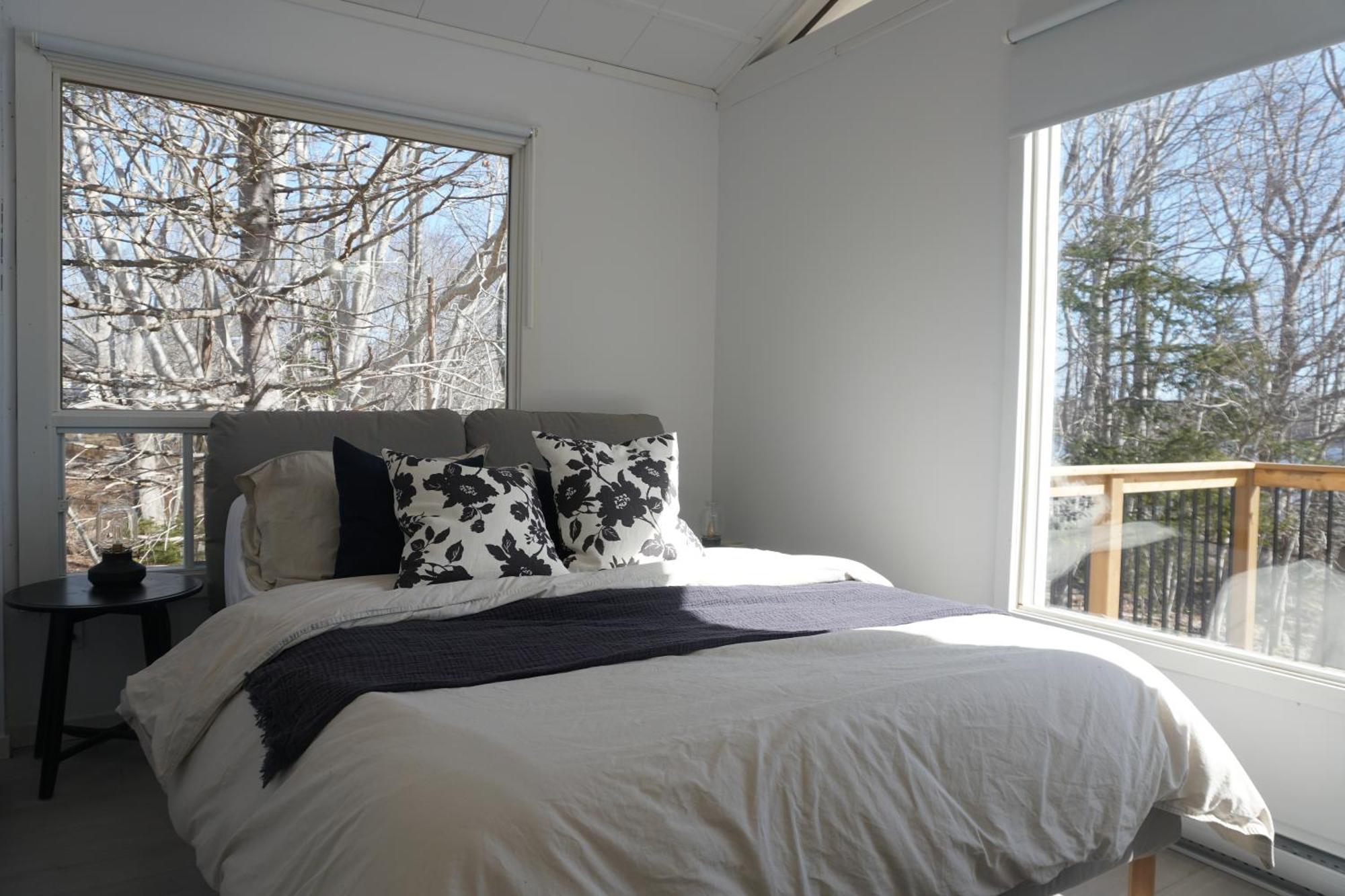Blissful Oceanfront Cottage In Port Mouton エクステリア 写真