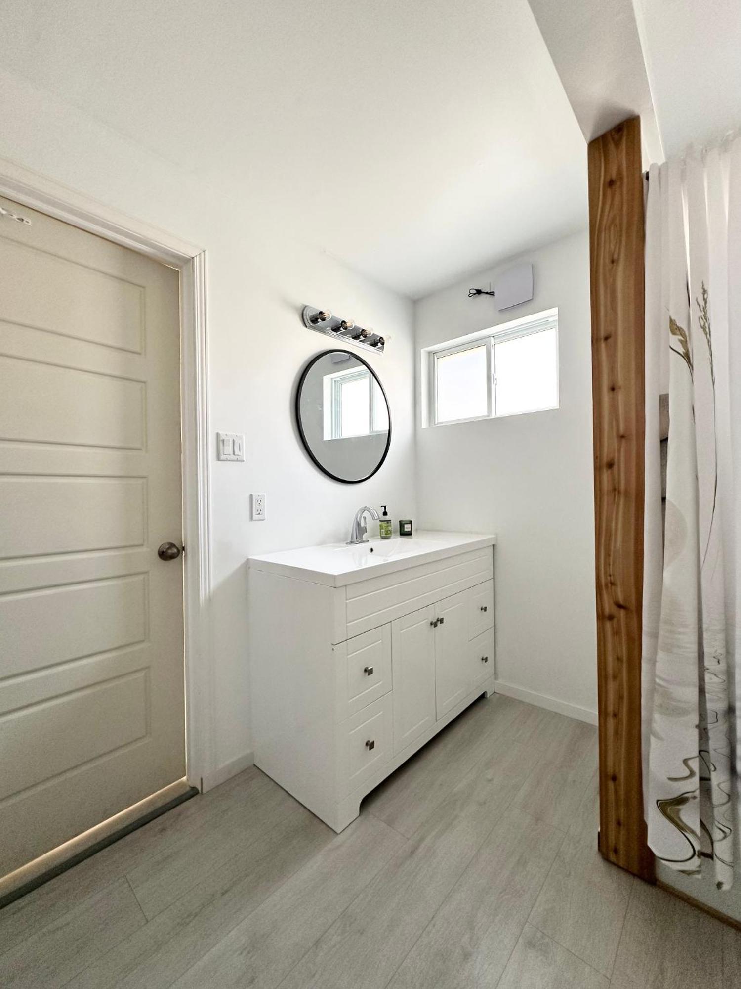 Blissful Oceanfront Cottage In Port Mouton エクステリア 写真